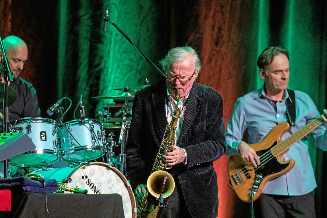 Klaus Doldinger brilliert Klaus Doldinger (Mitte) merkt man die beachtliche Zahl an Lebensjahren nicht an. Beim Konzert ist der 83-Jährige unglaublich präsent und sprüht vor Energie. Foto: A. Becher