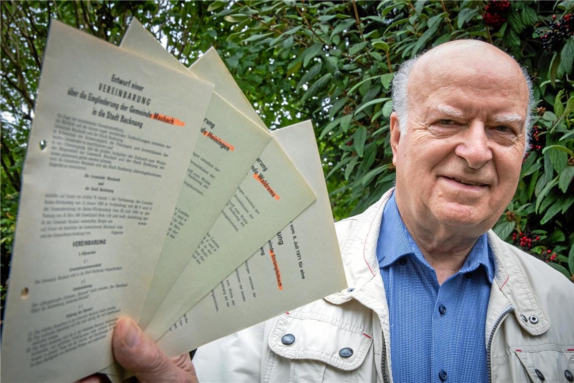 Klaus Erlekamm besitzt die Eingliederungsverträge mit den vier neuen Stadtteilen noch heute. Als junger Amtsleiter hatte er im Backnanger Rathaus die Verhandlungen mit den Nachbargemeinden begleitet. Foto: A. Becher