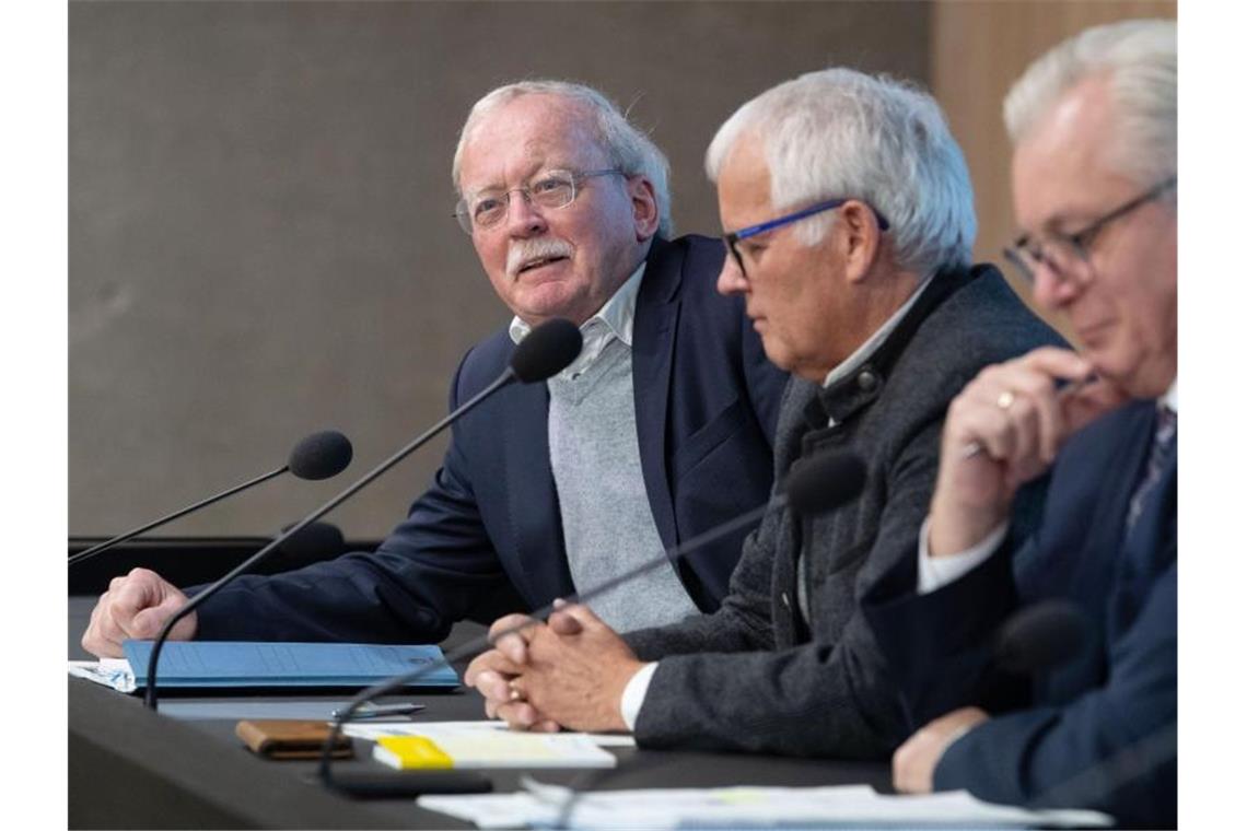 Streit um den Alterspräsidenten: AfD-Abgeordneter klagt Klaus-Günther Voigtmann (AfD, l) sitzt neben Emil Sänze (m) und Bernd Gögel (r). Foto: Marijan Murat/dpa