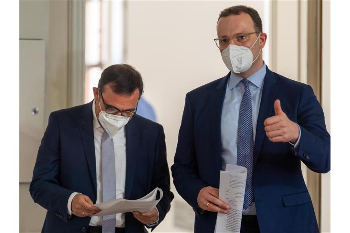 Holetschek: Urlauber streng auf Corona testen Klaus Holetschek (l, CSU), Staatsminister für Gesundheit und Pflege, und Bundesgesundheitsminister Jens Spahn (r, CDU), stehen vor Beginn einer Pressekonferenz zusammen. Foto: Peter Kneffel/dpa