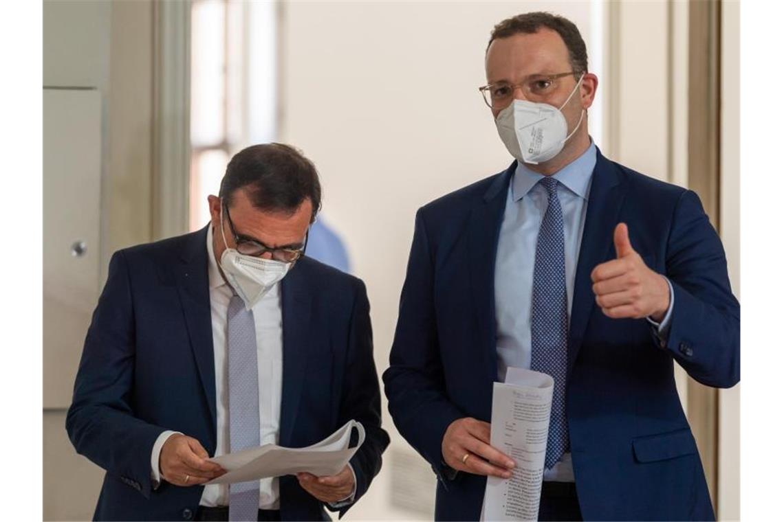 Klaus Holetschek (l, CSU), Staatsminister für Gesundheit und Pflege, und Bundesgesundheitsminister Jens Spahn (r, CDU), stehen vor Beginn einer Pressekonferenz zusammen. Foto: Peter Kneffel/dpa