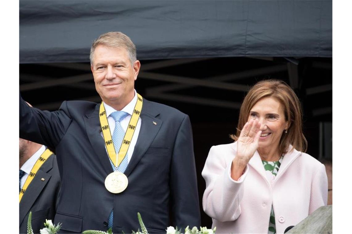 Klaus Iohannis ist in Begleitung seiner Frau Carmen nach Aachen gekommen. Foto: Federico Gambarini/dpa