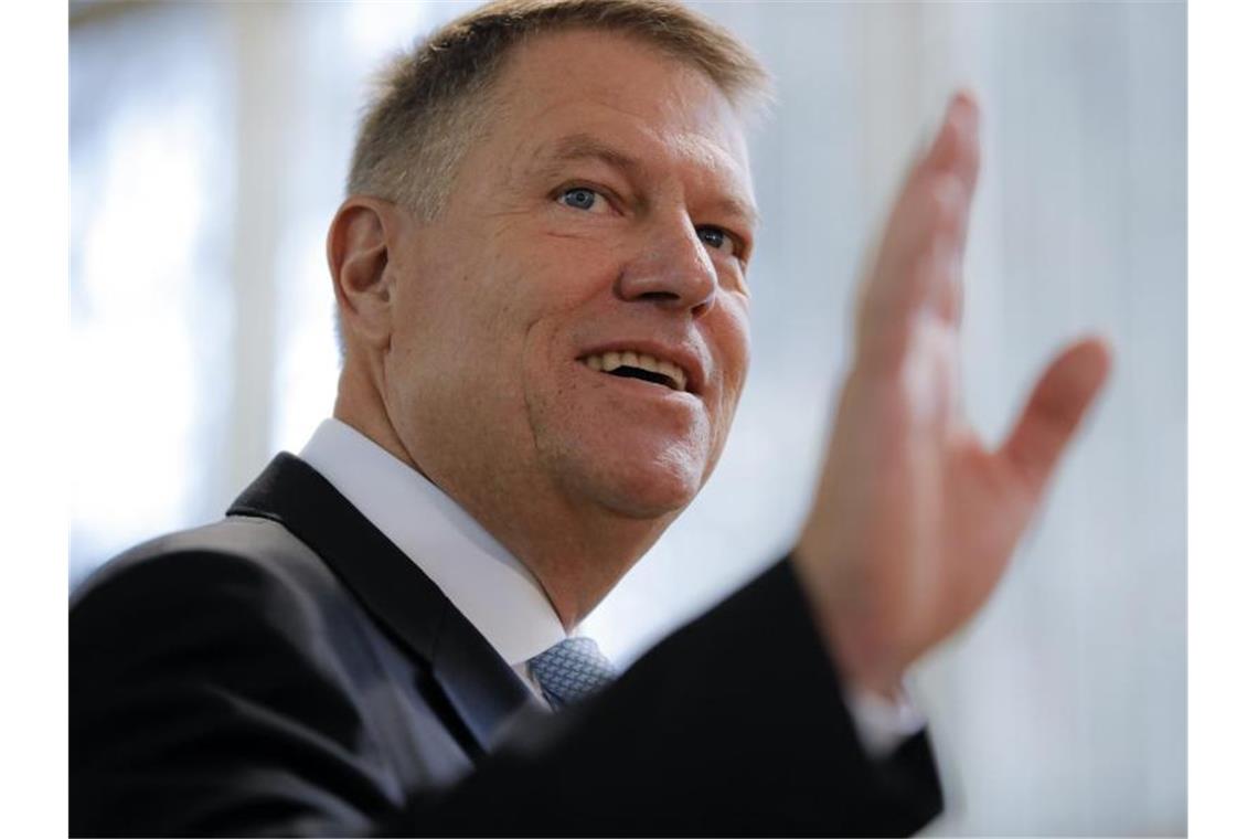 Klaus Iohannis, Präsident von Rumänien, winkt, nachdem er seine Stimme in einem Wahllokal abgegeben hat. Foto: Vadim Ghirda/AP/dpa