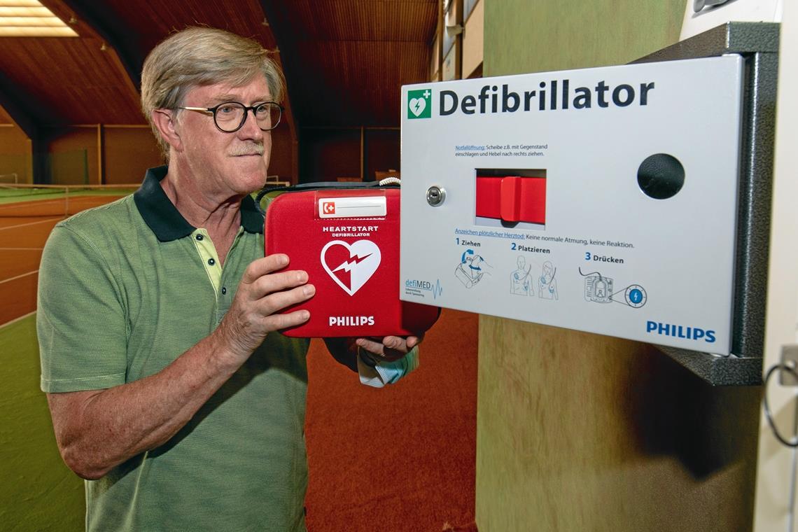 Klaus Lindner von der TSG Backnang weiß genau, wo sich in der Tennishalle der Defibrillator befindet. Foto: A. Becher