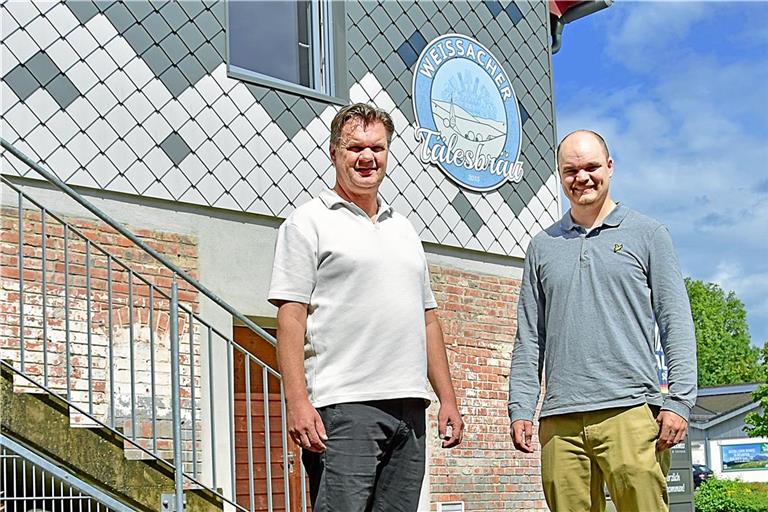 Klaus (links) und Moritz Grün wollen den rustikalen Industriecharme des Gebäudes erhalten. Die Maschinen der Brauerei im Untergeschoss sollen dagegen raus. Foto: Tobias Sellmaier