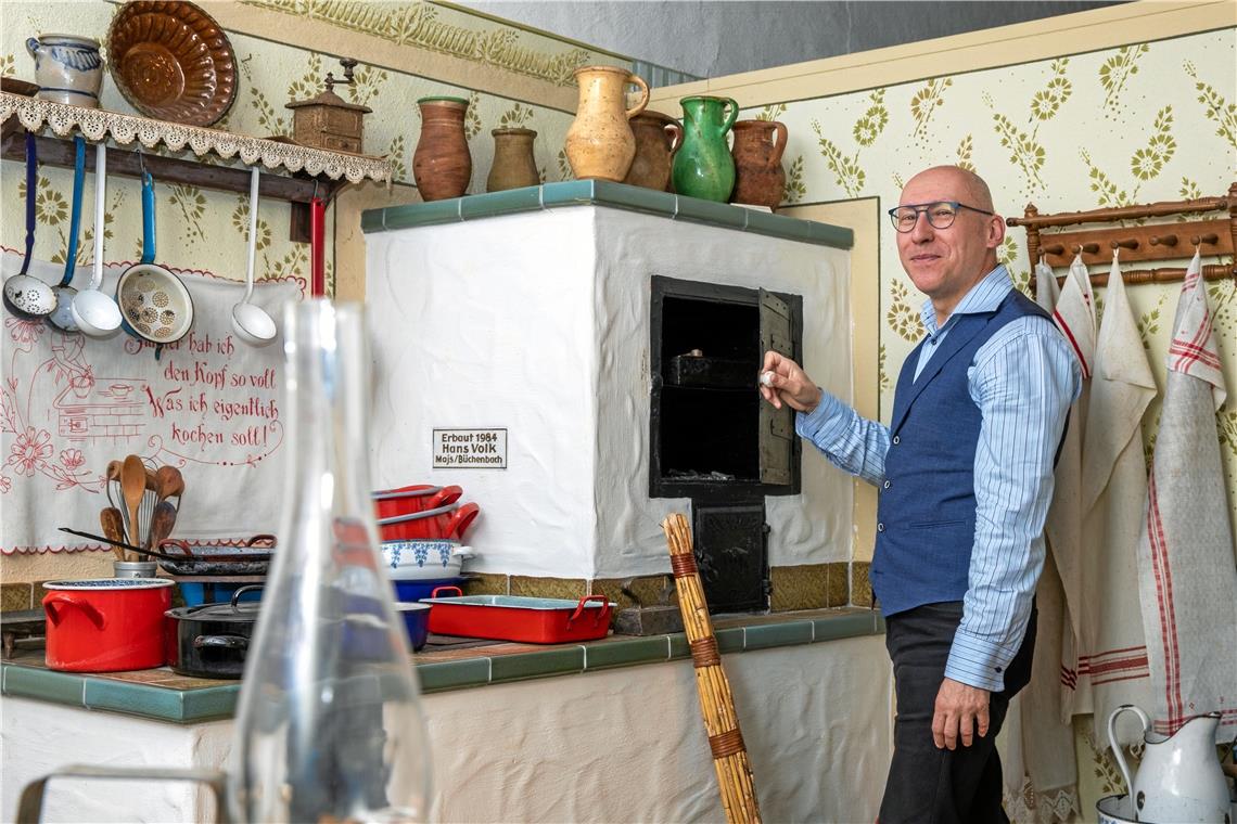 Klaus Loderer in der Küche des ungarndeutschen Heimatmuseum, welche durch den Langosverkauf mitfinanziert wurde. Foto: A. Becher