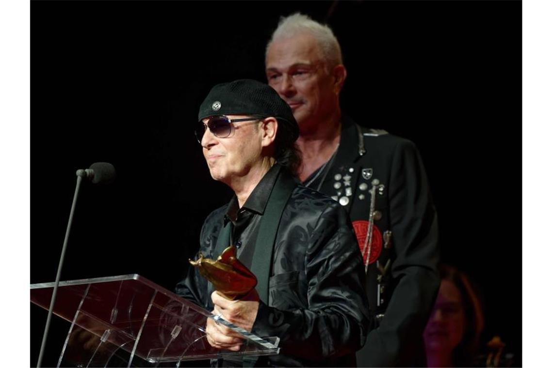 Scorpions geben Konzert in Stuttgarter Schleyer-Halle Klaus Meine (l) und Rudolf Schenker von der Band Scorpions bei der Verleihung der Europäischen Kulturpreise. Foto: Henning Kaiser/dpa/Archivbild
