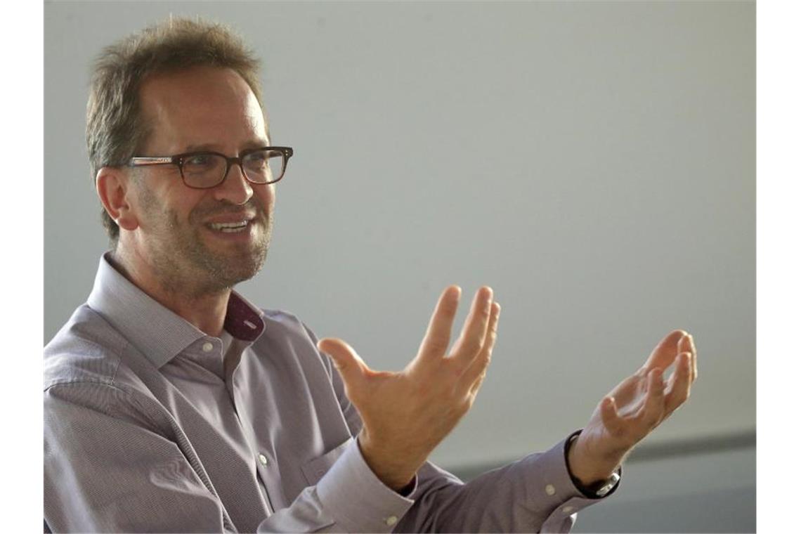 Klaus Müller, Chef der Verbraucherzentrale Bundesverband (VZBV), während eines dpa-Interviews. Foto: Wolfgang Kumm/dpa