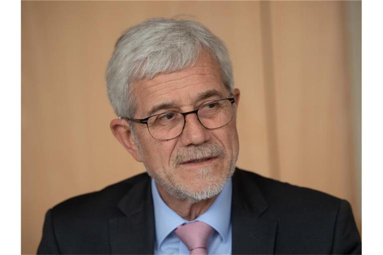 Klaus Pavel, Landrat des Ostalbkreis, nimmt an einer Pressekonferenz teil. Foto: Marijan Murat/dpa