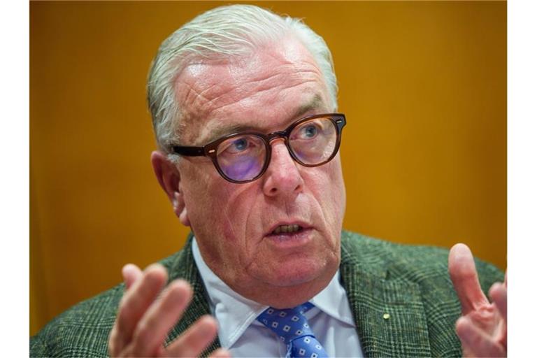 Klaus Reinhardt, Präsident der Bundesärztekammer und Facharzt für Allgemeinmedizin, unterhält sich in einem Besprechungsraum im Hauptsitz der Bundesärztekammer in Berlin. Foto: Gregor Fischer/dpa