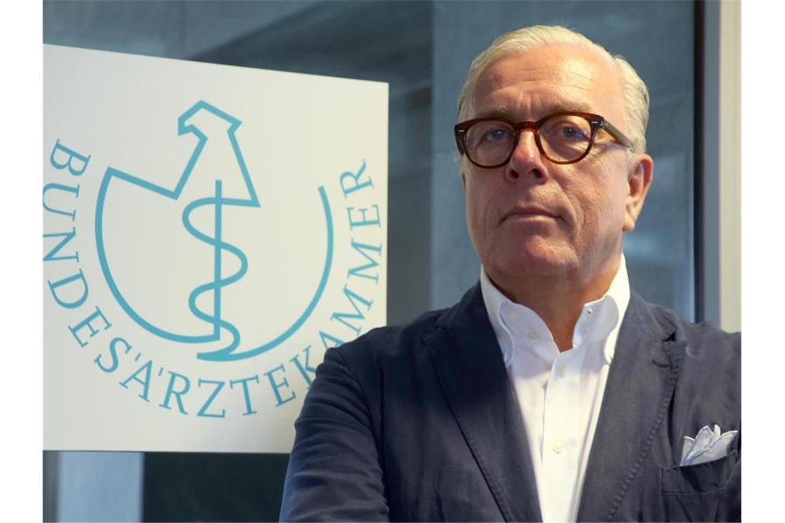 Ärztepräsident sieht Verbesserungsbedarf nach Corona-Krise Klaus Reinhardt, Präsident der Bundesärztekammer, zu Beginn eines dpa-Interviews. Foto: Wolfgang Kumm/dpa