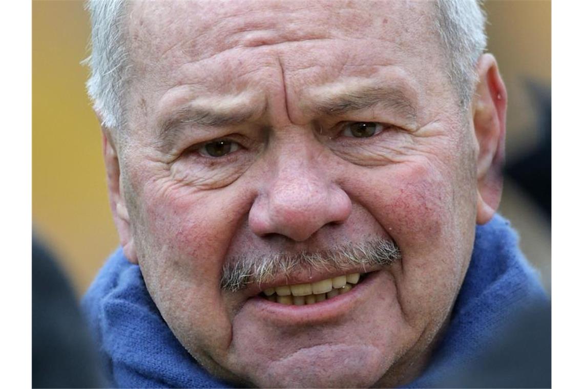 Ex-Waldhof-Coach: Bester Transfer kommt aus dem Nachwuchs Klaus Schlappner schaut in die Runde. Foto: picture alliance / Hasan Bratic/dpa