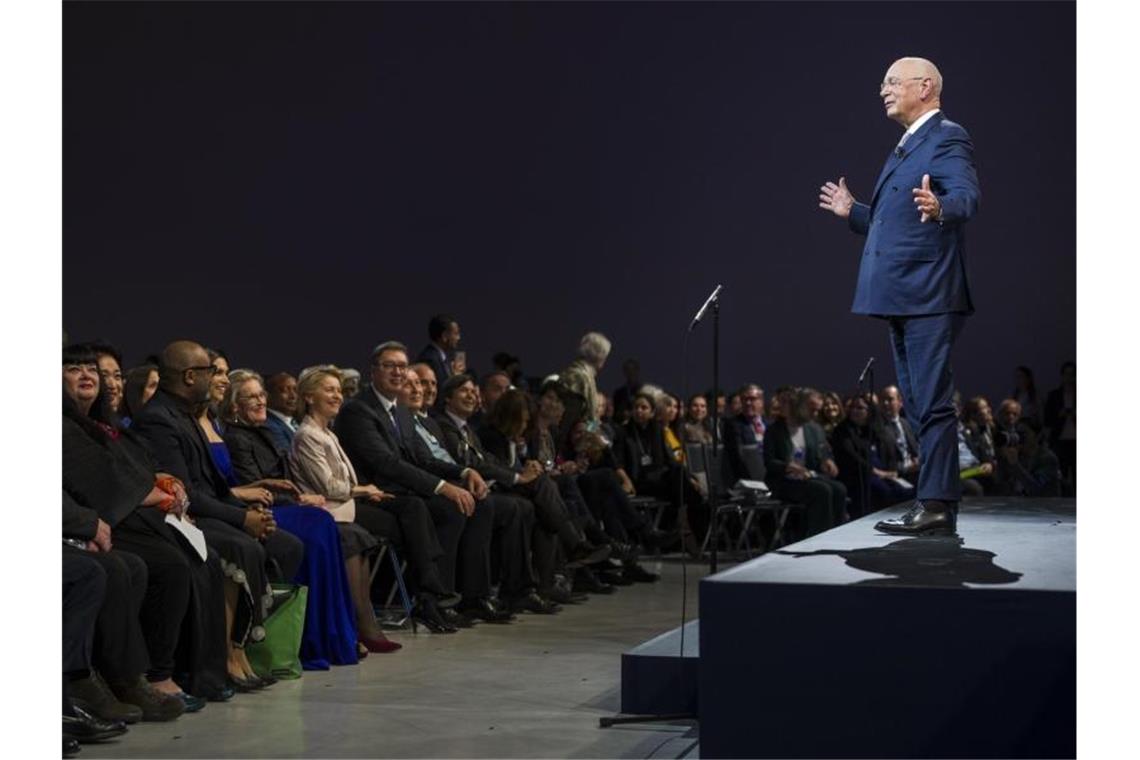 Klaus Schwab, Gründer des Weltwirtschaftsforums, begrüßt die Teilnehmer der WEF-Jahrestagung am 20. Januar mit einer Willkommensbotschaft. Foto: Alessandro Della Valle/KEYSTONE/dpa