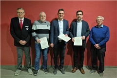 Klaus Schwaderer (links) und Reinhard Enge (rechts) haben die Blutspender Willi Böhm, Frank Hornek und Thomas Wittkowski (von links) geehrt. Foto: Gemeinde Kirchberg