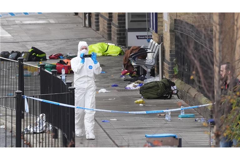 Kleidung und Rucksäcke auf dem Boden: Am Bahnhof der Stadt Huntingdon dauern die Ermittlungen an.