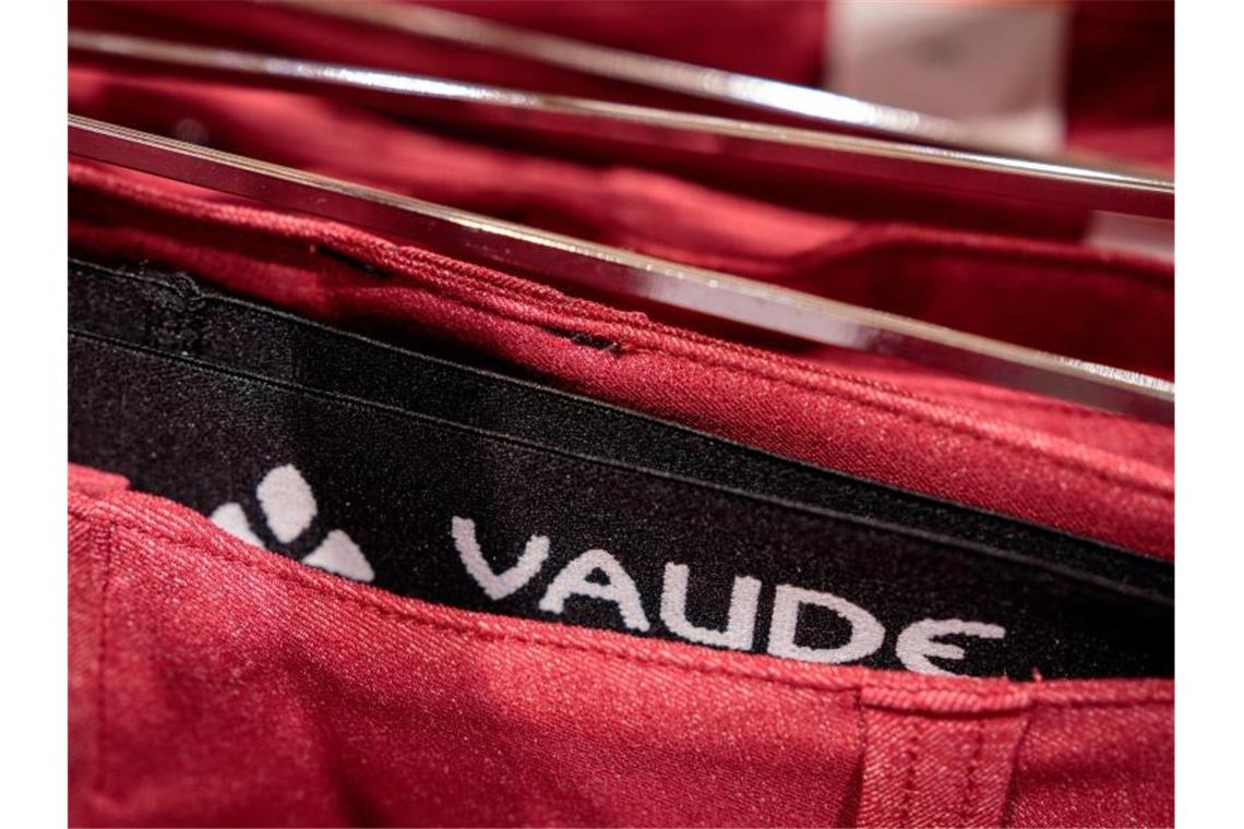 Kleidungsstücke der Marke „Vaude“ sind in einem Bekleidungsgeschäft zu sehen. Foto: picture alliance / Sina Schuldt//dpa/Archivbild