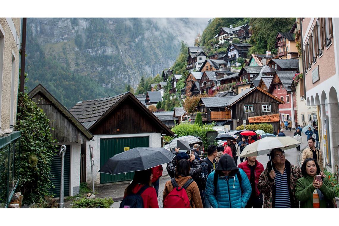 Klein, charmant und überfüllt: Hallstatt ist bei vielen Touristen sehr beliebt. (Archivbild)