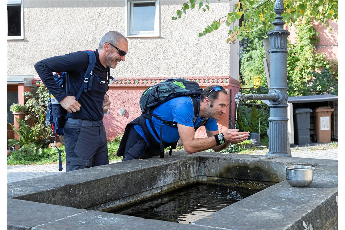 Kleine Erfrischung gefällig? Zwei von knapp 500 Teilnehmern am Wandermarathon, d...