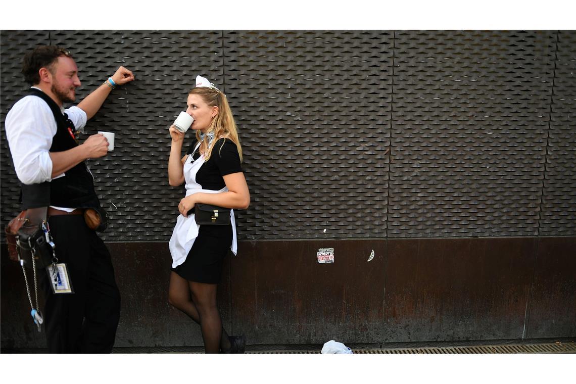 Bilder des Tages Kleine Pause für die Wiesn-Bewirtung: Bedienung Christina und Kellner Cedric hinter dem Schottenhamel Festzelt auf dem Oktoberfest.