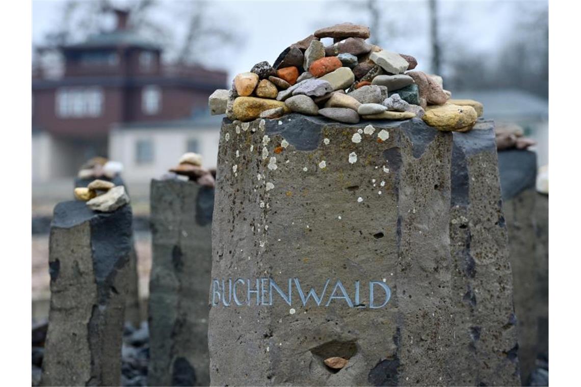 Kleine Steine im ehemaligen Konzentrationslager Buchenwald auf einem Gedenkstein. Foto: Martin Schutt/zb/dpa/Archivbild