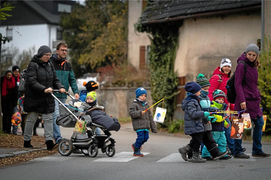 „Junge Leute müssen vornedran stehen“ Kleine und große Nachtschwärmer unterwegs in Fornsbach. Foto: A. Becher