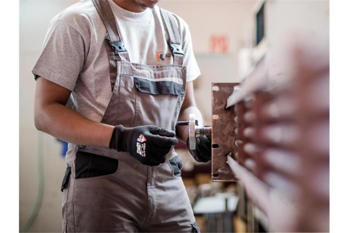 Kleine und mittelständische Firmen, die mit Umsatzeinbrüchen zu kämpfen haben, aber ihre Ausbildungsplätze erhalten, sollen staatliche Prämien bekommen. Foto: Christoph Schmidt/dpa