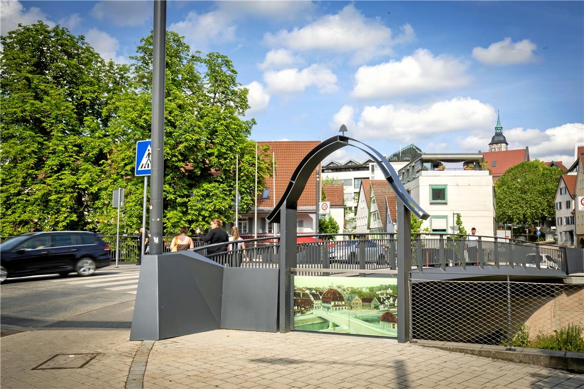 Kleiner Hingucker an der Aspacher Brücke: Das stilisierte Brückenhäuschen mit dem historischen Panorama. Foto: Alexander Becher