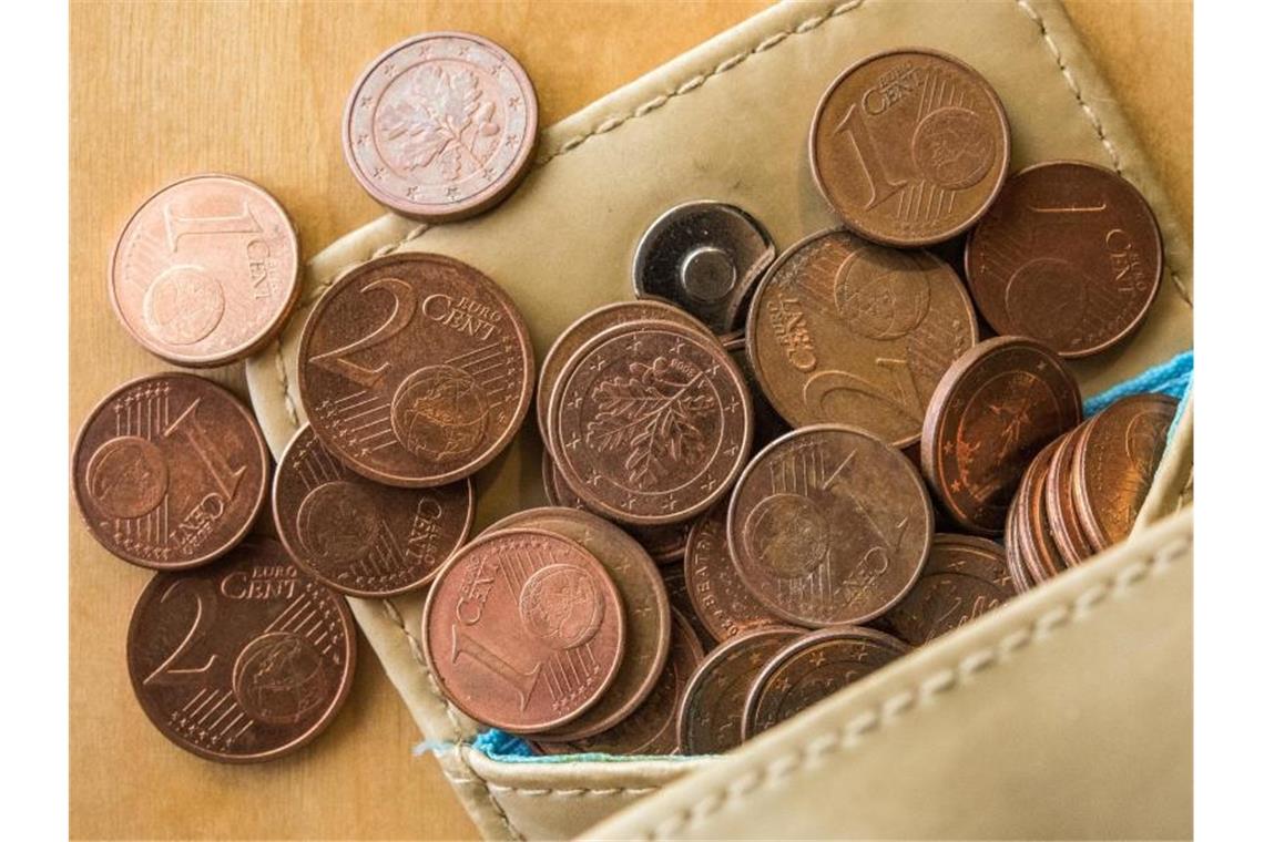 Kleingeld in Form von 1 und 2 Euro-Cent-Münzen sind in einer Geldbörse zu sehen. ). Foto: Patrick Pleul/dpa-Zentralbild/dpa/Illustration
