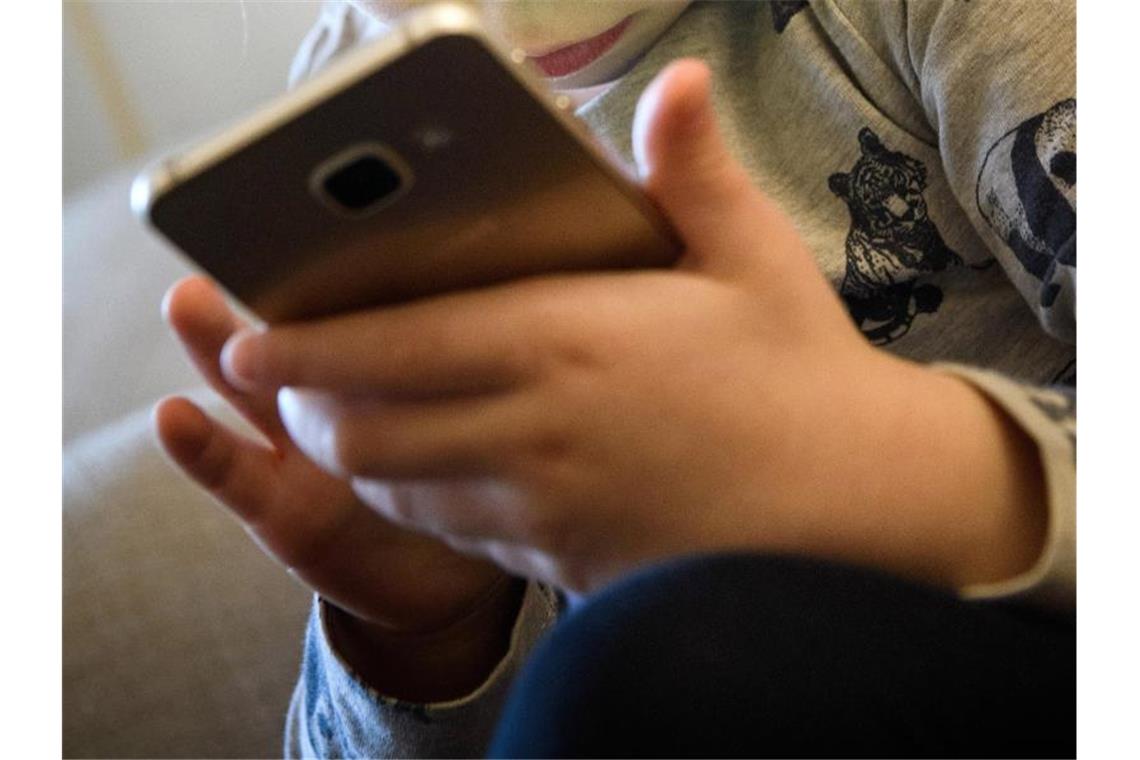 Mit Handy der Mutter: Siebenjähriger verzockt rund 2700 Euro