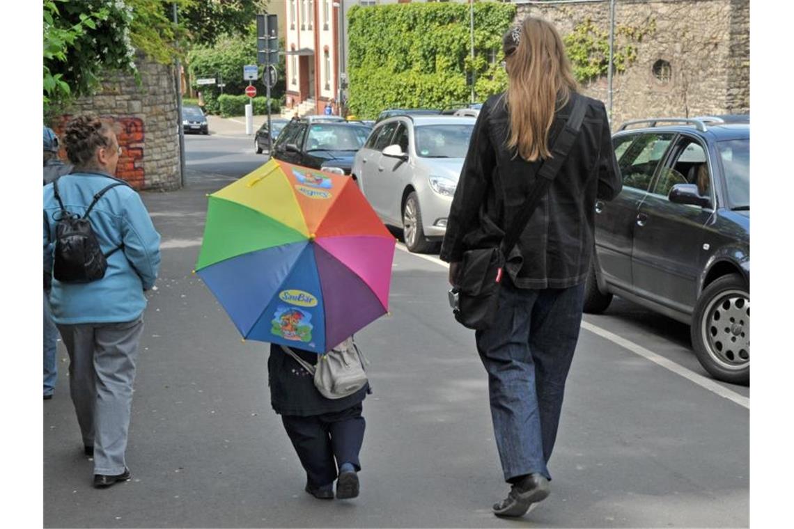 Kleinwüchsige Menschen spazieren durch die Straßen. Foto: Martin Schutt/Archivbild