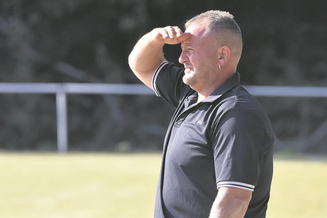 Kletterte mit dem Erfolg übers Schlusslicht in der Tabelle um zwei Plätze: Trainer Selianos Vasiliadis. Foto: A. Becher