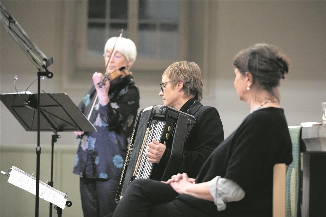 Klezmerkonzert mit dem Frauenterzett „Dreierlei“: Die beiden Musikerinnen Elke Knötzele (Akkordeon) und Irene Zantow-Bareiß (Violine und Viola) musizieren virtuos, die ausgebildete Sprecherin Kerstin Müller rezitiert Texte ausgewählter Autoren und singt. Foto: A. Becher