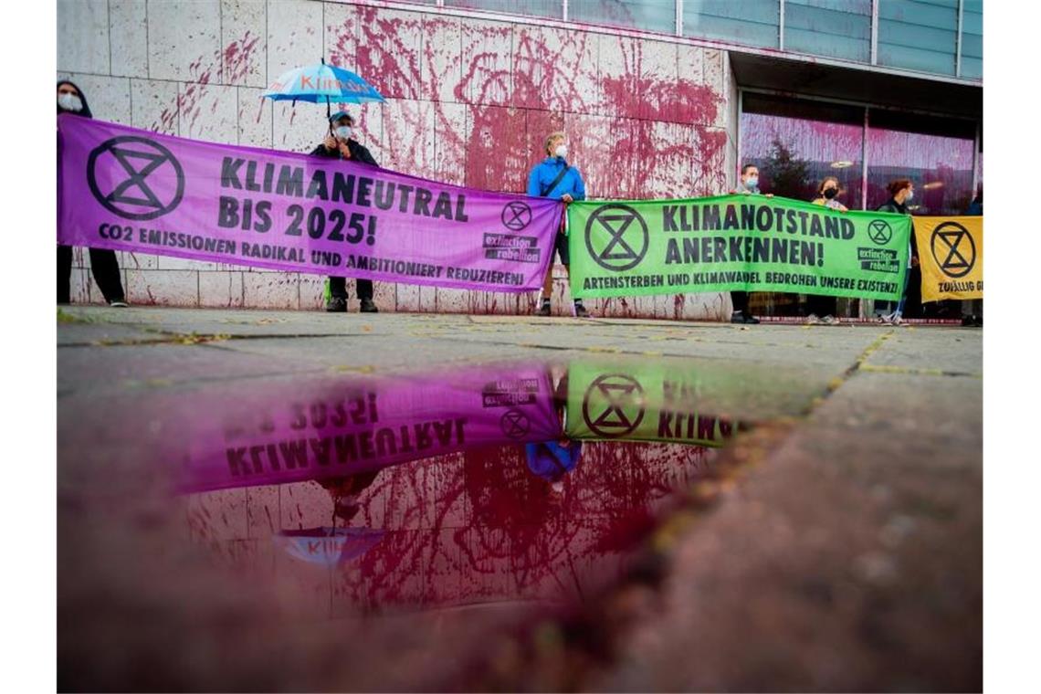 Klima-Protest mit Kunstblut vor der CDU-Parteizentrale in Berlin. Foto: Christoph Soeder/dpa
