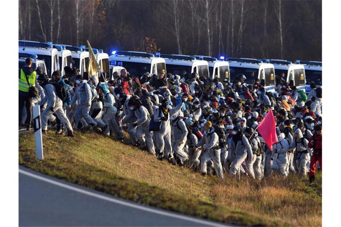 Kohle-Gegner beenden Blockaden in Tagebauen Klimaaktivisten auf dem Weg zum Tagebau Vereinigtes Schleenhain südlich von Leipzig. Foto: Hendrik Schmidt/dpa-Zentralbild/dpa