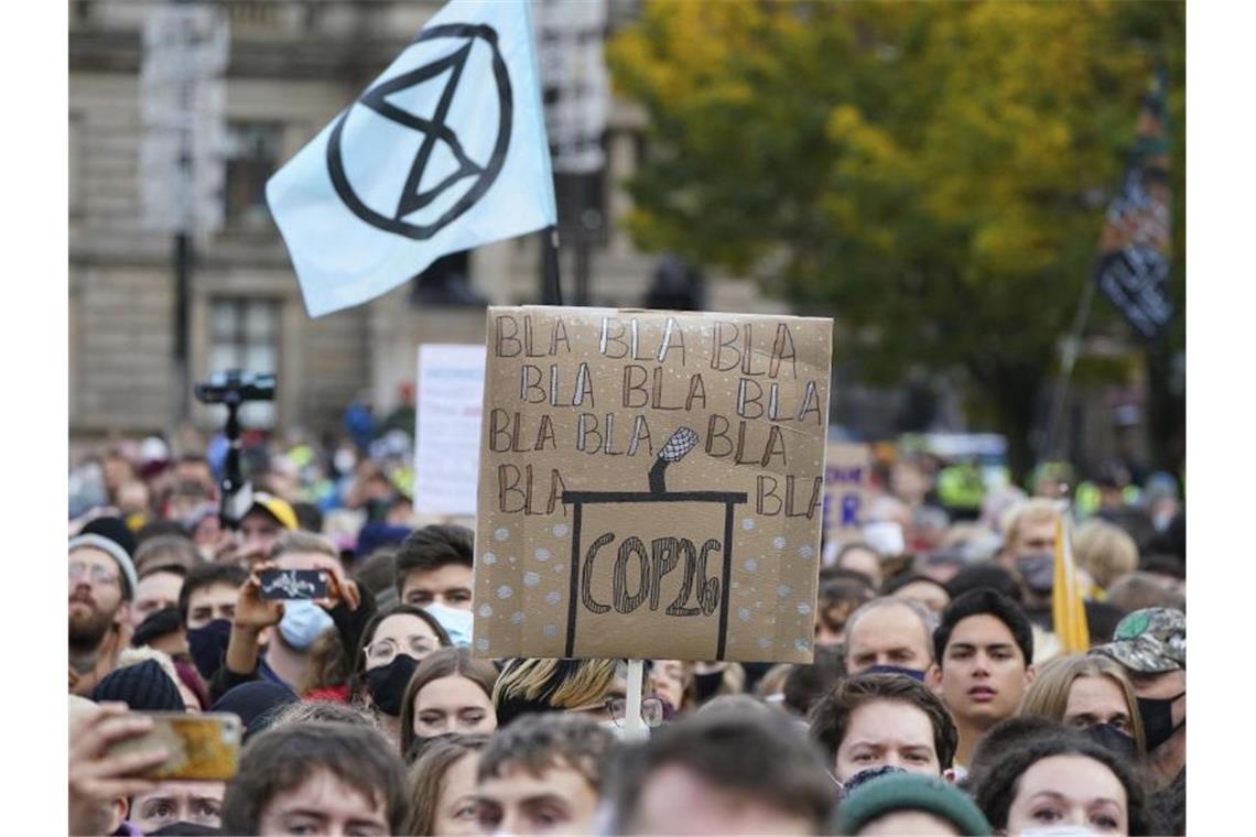 „Kein Blabla mehr“: Tausende bei Klimaprotest in Glasgow Klimaaktivisten bei einer Demo im schottischen Glasgow. Foto: Jon Super/AP/dpa