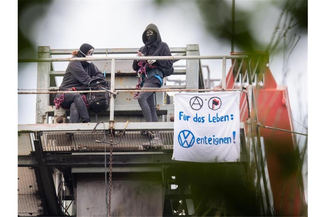 Klimaaktivisten besetzen einen Turm auf dem Gelände des VW-Steinkohlekraftwerks in Wolfsburg. Foto: Julian Stratenschulte/dpa