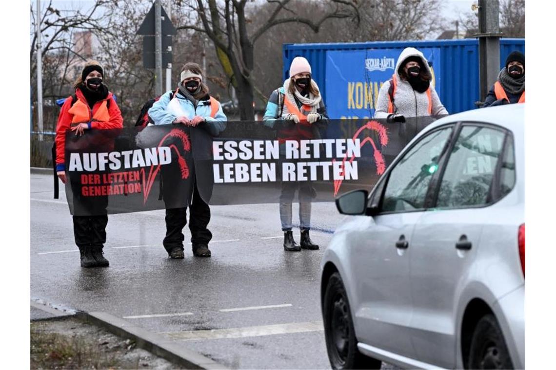 Klimaaktivisten setzen Autobahnblockaden aus Klimaaktivisten blockieren in Stuttgart zur Hauptverkehrszeit kurzzeitig die Bundesstraße 10. Foto: Bernd Weißbrod/dpa/Archivbild