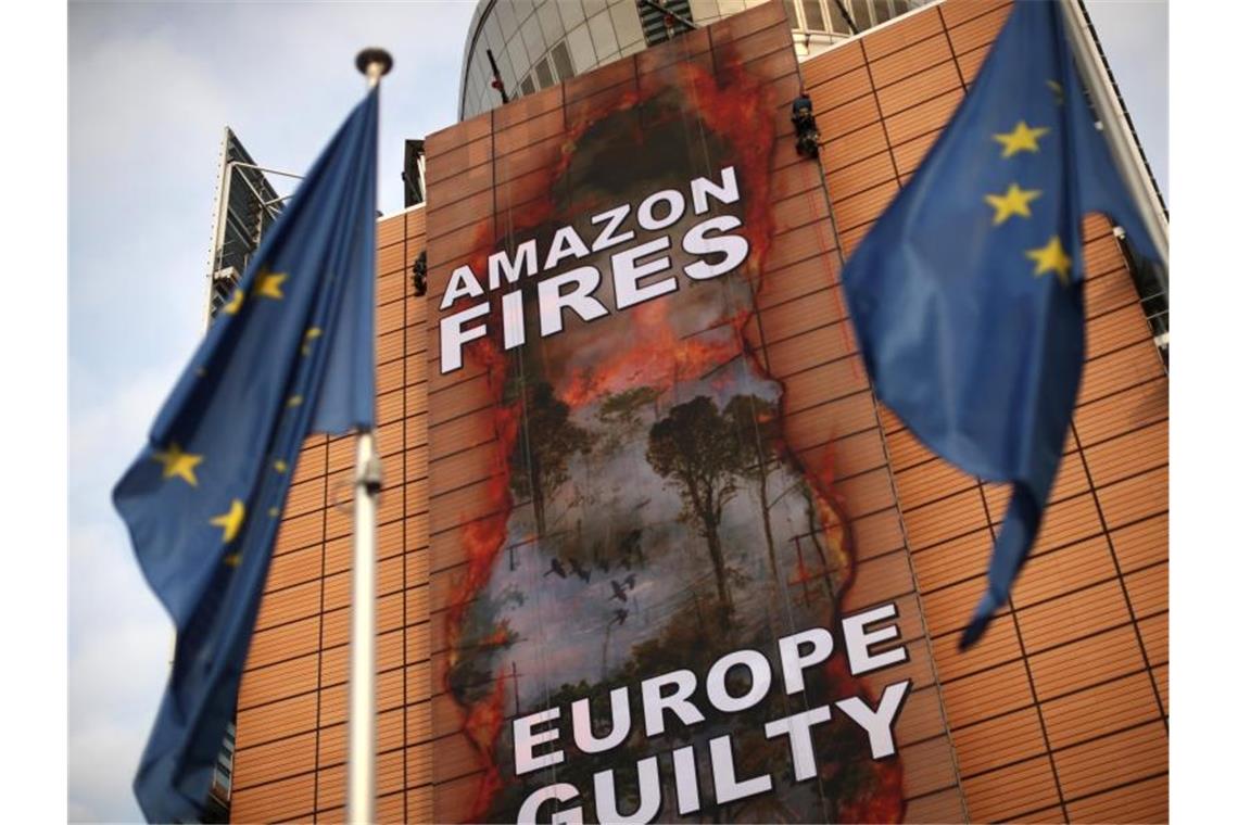 Amazonasbrand: Umweltschützer protestieren vor EU-Zentrale Klimaaktivisten haben ein riesiges Transparent an der Fassade des Hauptsitzes der Europäischen Kommission platziert. Foto: Francisco Seco/AP/dpa