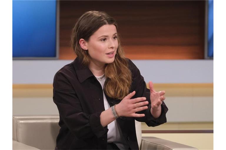 Klimaaktivistin Luisa Neubauer spricht in der Sendung Anne Will „Von Corona-Krise bis Klimapolitik - kann die Union noch Kanzleramt?“. Foto: Wolfgang Borrs/NDR/dpa