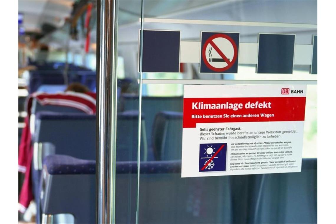 „Klimaanlage defekt“ steht auf dem Aufkleber an einer Tür im ICE 1006 von München nach Berlin. Foto: Martin Schutt