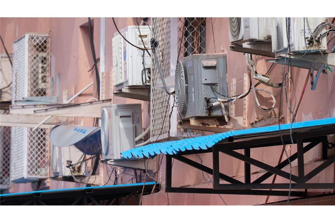 Klimaanlagen an der Hauswand des Wirtschaftsministeriums in Neu Delhi.