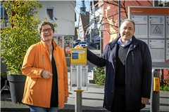 Klimamanagerin Simone Lebherz und Erster Bürgermeister Stefan Setzer erhoffen sich viel vom Abstimmmülleimer. Foto: Alexander Becher