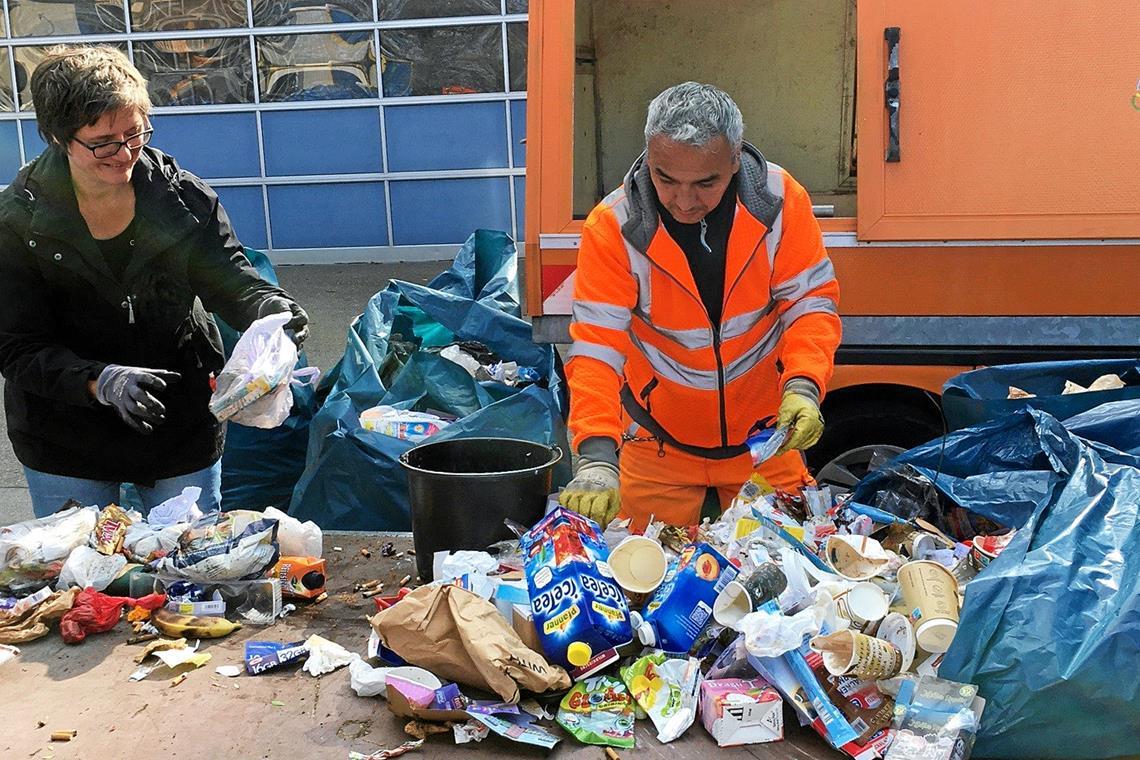 Klimamanagerin Simone Lebherz und Sinan Özgakiroglu von der Stadtreinigung haben bei einer Stichprobe herausgefunden: Der Müll in den öffentlichen Abfalleimern besteht zu mehr als 40 Prozent aus Einwegverpackungen. Foto: Stadt Backnang