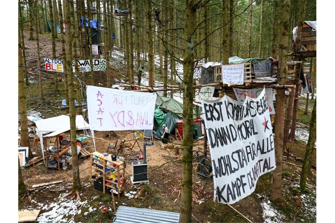 Aktivist von Baumbesetzer-Camp im Altdorfer Wald verurteilt Klimaschützer besetzen im Altdorfer Wald eine größere Fläche. Foto: Felix Kästle/dpa/Archivbild
