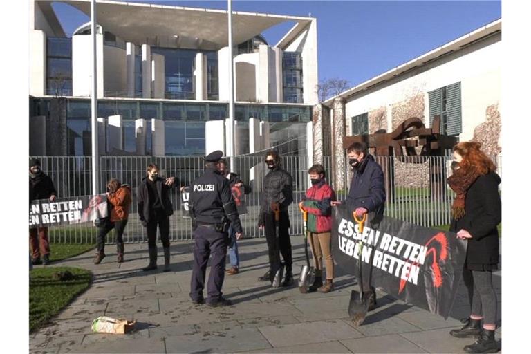Klimaschützer der Gruppe „Aufstand der letzten Generation“ pflanzen vor dem Amtssitz von Bundeskanzler Scholz Kartoffeln. Foto: Paul Zinken/dpa-TNN/dpa