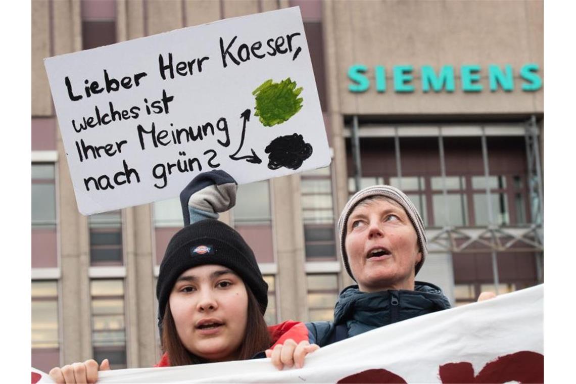 Klimaschützer fordern von Siemens, auf das Geschäft für eine geplante riesige Kohlemine in Australien zu verzichten. Foto: Julian Stratenschulte/dpa