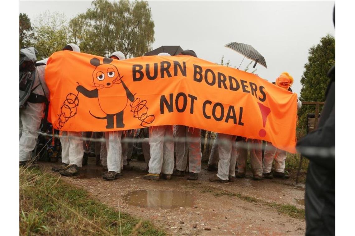 Anti-Braunkohle-Proteste im Rheinland Klimaschutz-Aktivisten demonstrieren für ein sofortiges Ende der Stromerzeugung aus Kohle und Gas. Foto: David Young/dpa