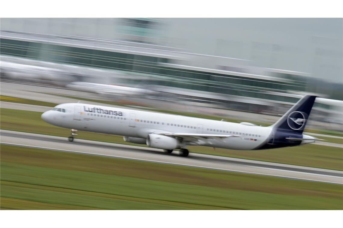 Lufthansa-Chef: E-Fuels gehören in Flugzeuge statt in Autos Klimaschutz ist auch für die Luftfahrtbranche ein entscheidendes Thema. (Archivbild)