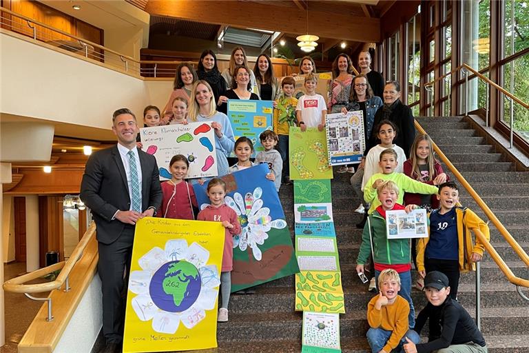 Klimaschutzdezernent Stefan Hein (links) hat dieser Tage in Vertretung für Landrat Richard Sigel die Kindermeilen von den kleinen und großen Vertretern der teilnehmenden Einrichtungen entgegengenommen.  Foto: Landratsamt