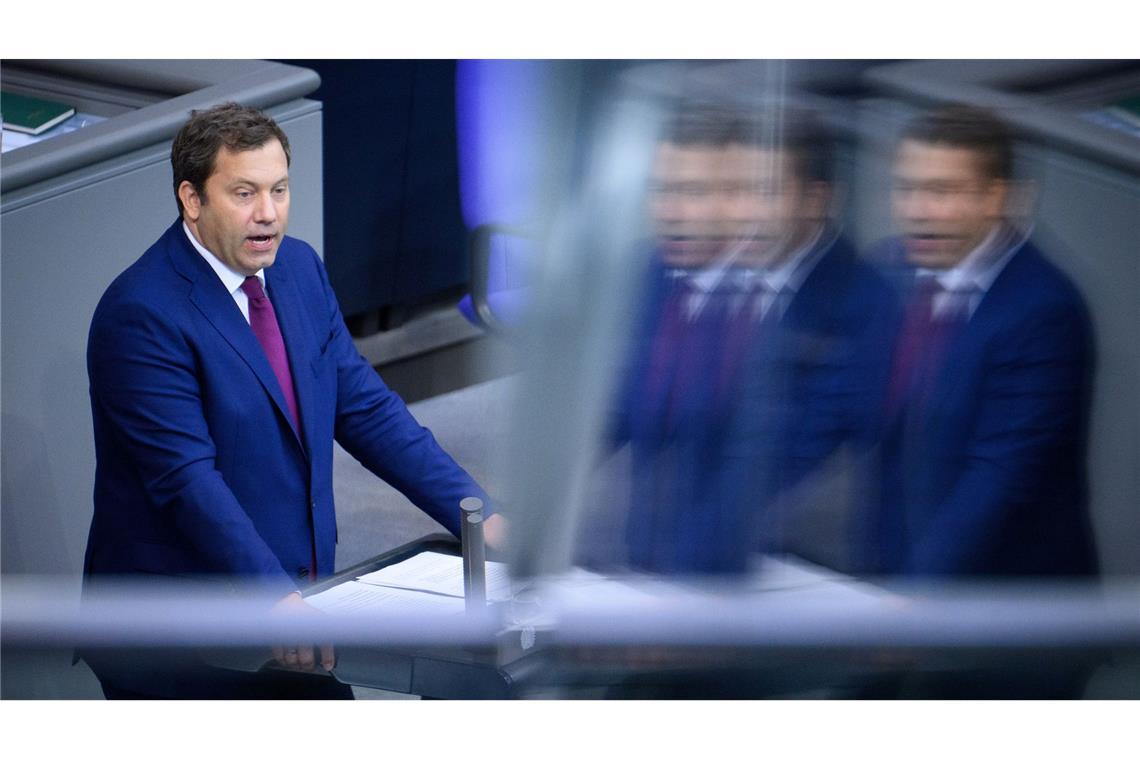 Klingbeil schwört im Bundestag auf harte Zeiten ein.